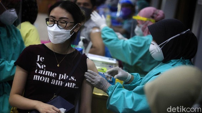 Vaksinasi COVID-19 Terus Digeber Kasus COVID-19 melonjak dalam satu bulan terakhir. Vaksinasi pun terus dilakukan untuk memutus penyebaran COVID-19, seperti terlihat di Universitas Budi Luhur, Jaksel.