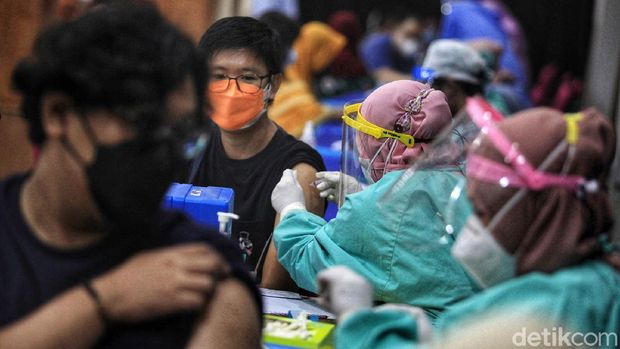 Kasus COVID-19 melonjak dalam satu bulan terakhir. Vaksinasi pun terus dilakukan untuk memutus penyebaran COVID-19, seperti terlihat di Universitas Budi Luhur, Jaksel.