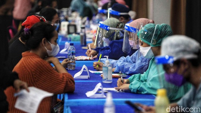 Kasus COVID-19 melonjak dalam satu bulan terakhir. Vaksinasi pun terus dilakukan untuk memutus penyebaran COVID-19, seperti terlihat di Universitas Budi Luhur, Jaksel.