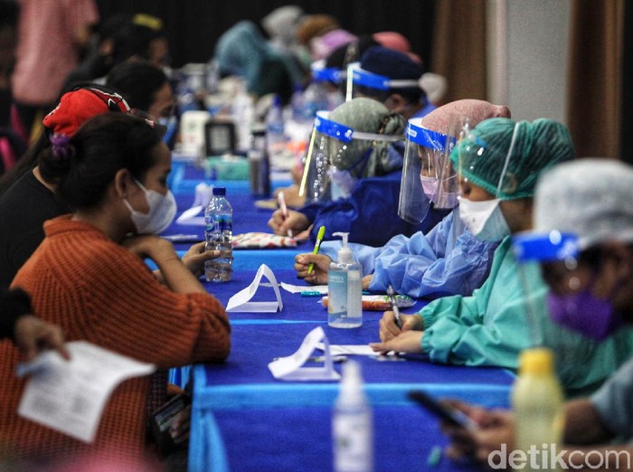 Kasus COVID-19 melonjak dalam satu bulan terakhir. Vaksinasi pun terus dilakukan untuk memutus penyebaran COVID-19, seperti terlihat di Universitas Budi Luhur, Jaksel.