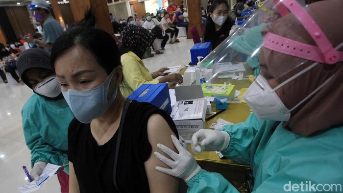 Vaksinasi COVID-19 Terus Digeber Kasus COVID-19 melonjak dalam satu bulan terakhir. Vaksinasi pun terus dilakukan untuk memutus penyebaran COVID-19, seperti terlihat di Universitas Budi Luhur, Jaksel.