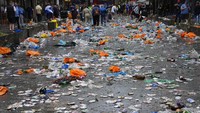 Banyaknya sampah seperti kaleng, botol kaca, dan kantong plastik tampak memenuhi jalanan. AP Photo/Kirsty Wigglesworth  