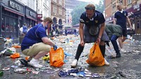 Aksi bersih-bersih pun dilakukan para fans Skotlandia. AP Photo/Kirsty OConnor  