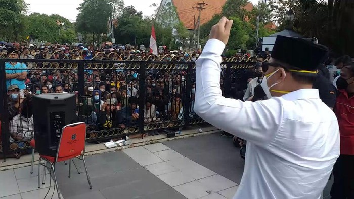 Wali Kota Surabaya Temui Ratusan Pendemo warga Madura