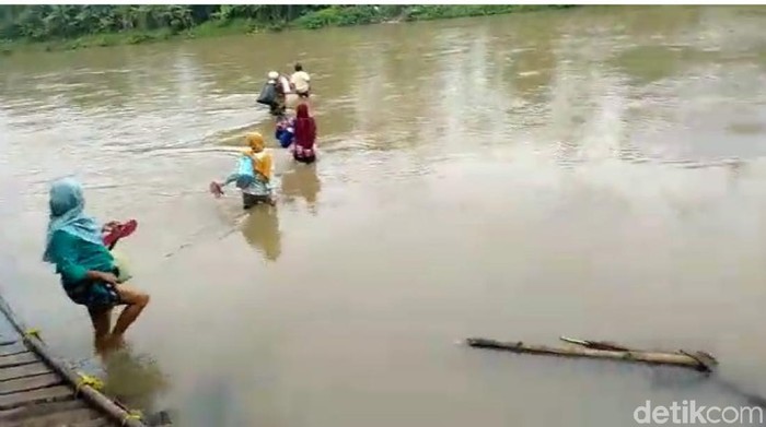 Warga di Cianjur nekat menyebrangi arus sungai