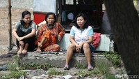 Warga berbincang dengan tak memakai masker. Mereka juga tak menerapkan jaga jarak. Kesadaran masyarakat di DKI Jakarta akan bahaya dari COVID-19 masih belum maksimal.