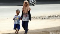 Anak-anak juga tak memakai masker saat beraktivitas di luar rumah. Padahal jumlah anak Jakarta terpapar Corona (COVID-19) terus bertambah.