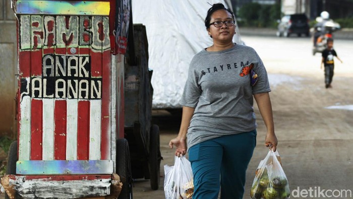 Kasus COVID-19 di DKI Jakarta mengalami peningkatan yang signifikan. Namun masih banyak warga Jakarta yang masih mengabaikan protokol kesehatan.