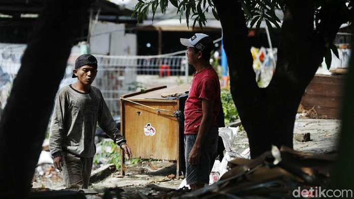 Kasus COVID-19 di DKI Jakarta mengalami peningkatan yang signifikan. Namun masih banyak warga Jakarta yang masih mengabaikan protokol kesehatan.