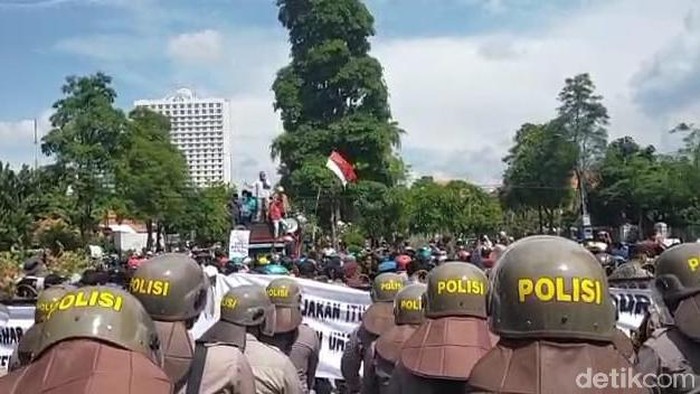 warga madura demo
