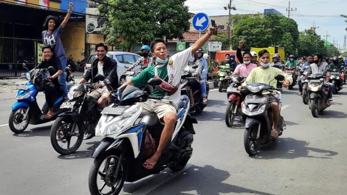 warga madura demo balai kota surabaya nekat tak bernasker dan helm