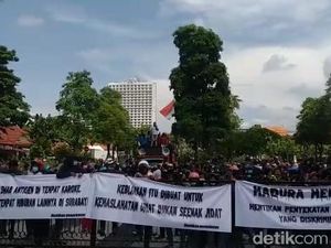 Massa Demo Warga Madura Masuki Area Balai Kota Surabaya