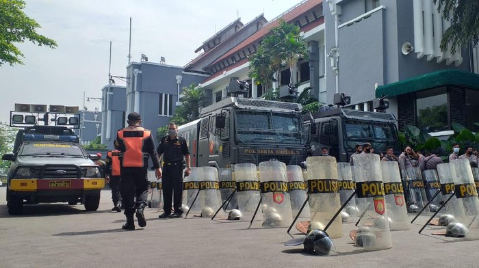 Water Cannon, Kawat Berduri hingga K9 Disiapkan di Balai Kota Surabaya
