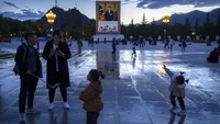 Di dekat alun-alun Istana Potala terdapat pula mural besar yang mengambarkan Presiden China Xi Jinping.  