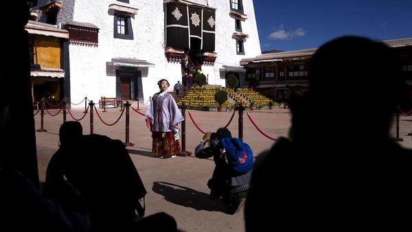 Pariwisata di Tibet sedang populer karena banyak orang China yang berwisata di dalam negeri lantaran adanya pembatasan COVID-19. Pariwisata di Tibet sedang populer karena banyak orang China yang berwisata di dalam negeri lantaran adanya pembatasan COVID-19.
