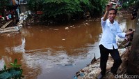 Momen di hari pertamanya sebagai Gubernur DKI Jakarta,  Jokowi langsung berkunjung ke pemukiman padat penduduk di kawasan Bukit Duri, Jakarta Selatan, tahun 2012. Hasan Alhabshy/detikcom  