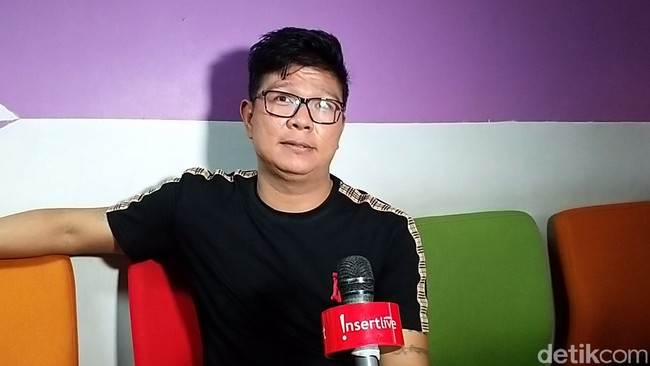 Andika Kangen Band juga sempat belajar di pesantren. Beda dari yang lain, ia masuk pondok justru setelah lulus sekolah. Ketika itu, Andika mengikuti jejak Sakti Sheila On 7 untuk memperdalam agama selama sebulan.Foto: Pingkan (detikHOT)