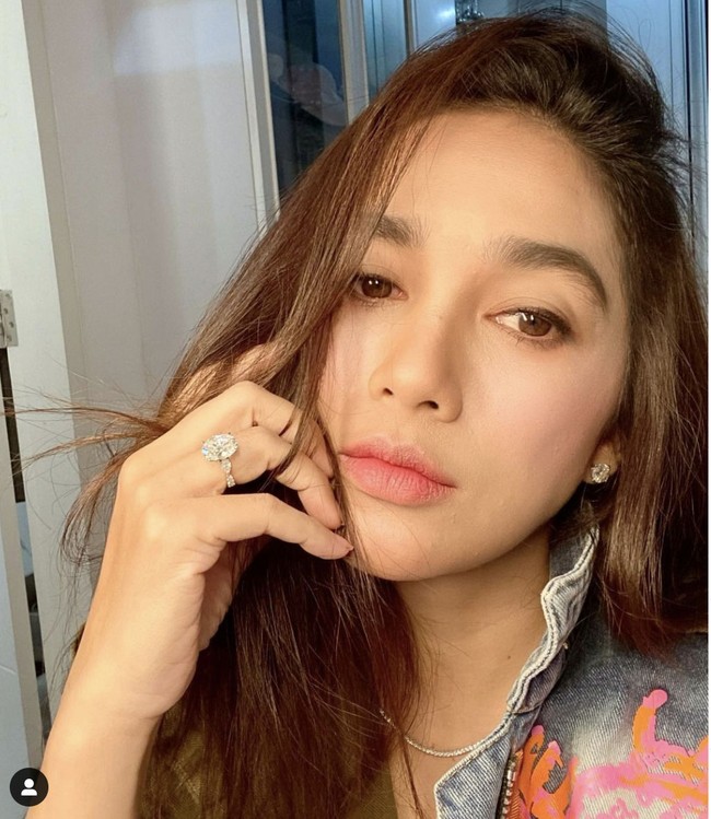 Ussy Sulistiawaty pernah mengungkapkan dirinya tak pernah mudik Lebaran karena orang Betawi. Baru setelah menikah dengan Andhika Pratama, Ussy merasakan tradisi mudik. Ussy kerap diajak Andhika mudik ke Malang. Foto: Instagram