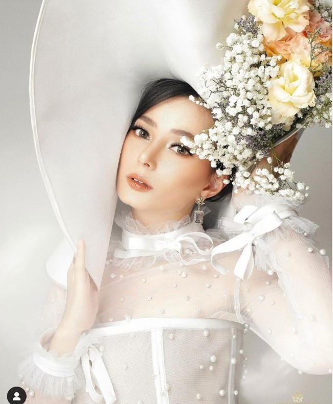 Asmirandah yang berparas bak bule ini memiliki darah Betawi. Adalah sang ibu Sani Suliwati yang mewariskan darah Betawi dalam dirinya. Sedangkan ayah dari aktris yang kini sibuk dengan anak yang baru saja dilahirkannya itu, merupakan orang Belanda. Foto: Dok. Instagram