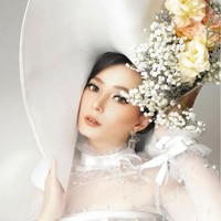 Asmirandah yang berparas bak bule ini memiliki darah Betawi. Adalah sang ibu Sani Suliwati yang mewariskan darah Betawi dalam dirinya. Sedangkan ayah dari aktris yang kini sibuk dengan anak yang baru saja dilahirkannya itu, merupakan orang Belanda. Foto: Dok. Instagram