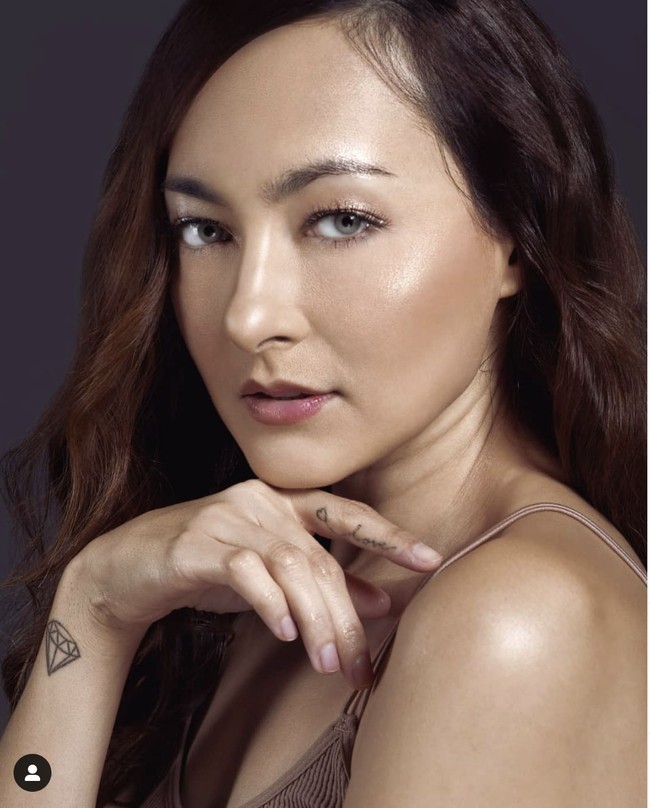 Dewi Rezer termasuk artis keturunan Betawi yang berpernampilan bak bule. Adalah sang ibu Nurdiati yang berdarah Betawi. Sedangkan ayahnya Yotin Rezer berasal dari Prancis. Foto: Instagram