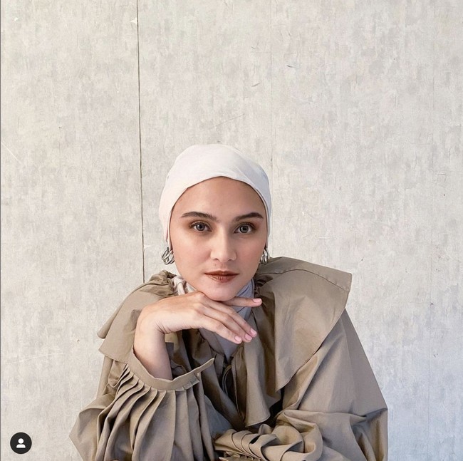 Zee Zee Shahab adalah aktris berdarah Betawi - Arab. Begitu kuatnya darah Betawi dalam tubuhnya, Zee sampai bertekad melestarikan budaya tanah kelahirannya itu. Dia pun kuliah S-2 jurusan seni budaya Betawi di Institut Kesenian Jakarta. Foto: Instagram