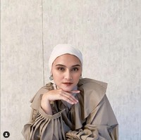 Zee Zee Shahab adalah aktris berdarah Betawi - Arab. Begitu kuatnya darah Betawi dalam tubuhnya, Zee sampai bertekad melestarikan budaya tanah kelahirannya itu. Dia pun kuliah S-2 jurusan seni budaya Betawi di Institut Kesenian Jakarta. Foto: Instagram