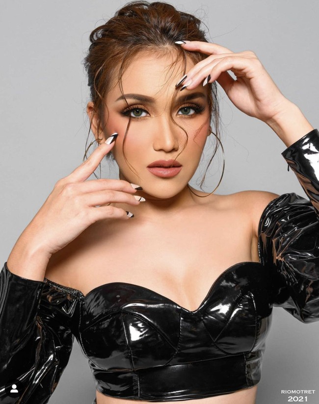 Ayu Ting Ting merupakan penyanyi keturunan Betawi asli. Kata Ayu, dia sempat mendapat nama panggung yang menggunakan unsur Betawi saking melekatnya suku tersebut padanya. “Saya, kan, dulu nyanyi dari panggung ke panggung. Terus, ada yang ajak recording. Dari situ, produser saya ketemu, dia bilang, Kenapa enggak kita namain aja... Tadinya bukan Ayu Ting Ting. Tadinya Ayu Dewita, Depok Betawi Asli, ucap Ayu saat tampil kanal YouTube Bamsoet Channel. Foto: Instagram Rio Motret