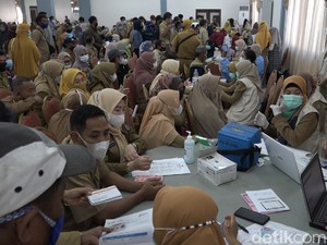 ASN Maros Berkerumun Ikut Vaksin Usai Jadi Syarat Dapat Gaji ke-13