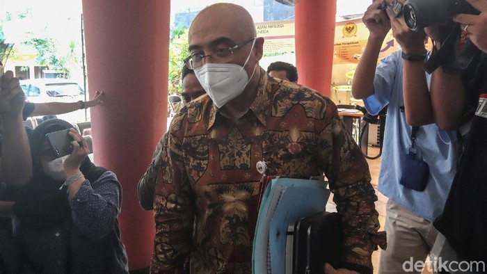Bahas TWK KPK, Kepala BKN Tiba di Komnas HAM Lewat Pintu Belakang Kepala Badan Kepegawaian Negara (BKN) Bima Haria Wibisana penuhi panggilan Komnas HAM. Ia akan diperiksa soal polemik tes wawasan kebangsaan (TWK) pegawai KPK.
