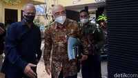 Kepala Badan Kepegawaian Negara (BKN) Bima Haria Wibisana memenuhi panggilan Komnas HAM. Ia tampak memasuki kantor Komnas HAM lewat pintu belakang, Jakarta, Selasa (22/6/2021).