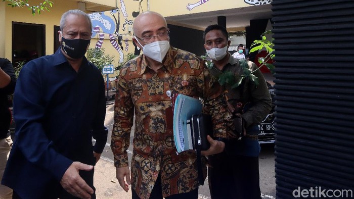 Bahas TWK KPK, Kepala BKN Tiba di Komnas HAM Lewat Pintu Belakang Kepala Badan Kepegawaian Negara (BKN) Bima Haria Wibisana penuhi panggilan Komnas HAM. Ia akan diperiksa soal polemik tes wawasan kebangsaan (TWK) pegawai KPK.