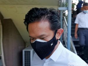Foto Bani Mulia, Suami Lulu Tobing Hadiri Sidang Cerai