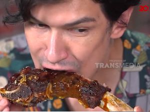 Bikin Laper! Dimas Beck Ketagihan Konro Bakar khas Makassar yang Empuk