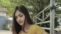 Lewat Instagramnya, presenter yang kerap dijuluki ‘body goals’ ini paling hobi ngemil hingga ngopi-ngopi cantik. Foto: Instagram @kartikaberlianaofficial