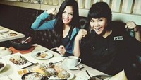 Sebelum jadi presenter olahraga, Kartika juga sempat lho mengisi beberapa acara jalan-jalan. Ini salah satu momen serunya saat cicip makanan. Foto: Instagram @kartikaberlianaofficial