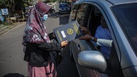Pembagian rapot dengan menggunakan sistem drive thru itu dilakukan guna mencegah kerumunan di tengah pandemi COVID-19.