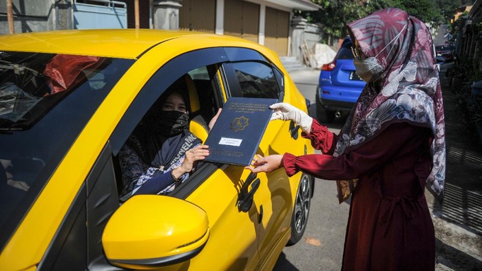 Cegah Corona, Sekolah di Sumedang Bagi Rapot Via Drive Thru Sebuah sekolah di Sumedang gunakan sistem drive thru saat pembagian rapot para muridnya. Hal itu dilakukan sebagai salah satu upaya mencegah penyebaran Corona.