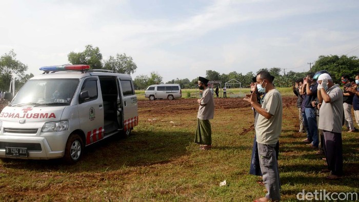 Lonjakan kasus COVID-19 juga terjadi di Kota Bekasi. Angka kematian meningkat, dalam sehari, 21 Jenazah dimakamkan di TPU Pedurenan Bekasi. Tukang gali kubur merana.