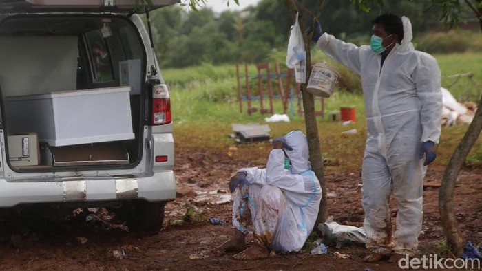 Lonjakan kasus COVID-19 juga terjadi di Kota Bekasi. Angka kematian meningkat, dalam sehari, 21 Jenazah dimakamkan di TPU Pedurenan Bekasi. Tukang gali kubur merana.