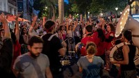 Sejumlah warga menyaksikan permainan musik para musisi di Festival Musik pertengahan musim panas yang digelar di Paris, Prancis, Senin (22/6/2021) waktu setempat.