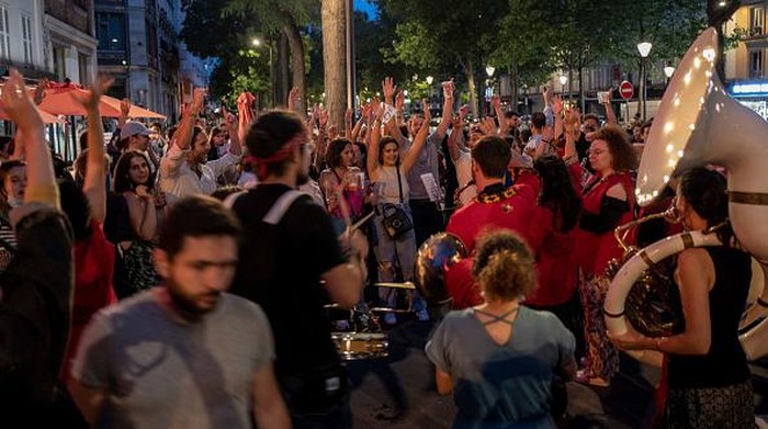 Corona Mereda, Warga Paris Asyik Hadiri Festival Musik Tanpa Masker Warga padati jalanan di Paris untuk rayakan festival musik. Prancis telah longgarkan aturan pemakaian masker di ruang terbuka usai kasus COVID-19 dinilai turun.