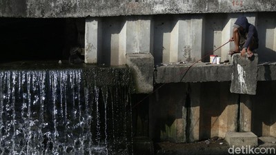 COVID-19 Melonjak, Warga Masih Asik Mancing di Kali Jakarta