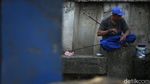 COVID-19 Melonjak, Warga Masih Asik Mancing di Kali Jakarta
