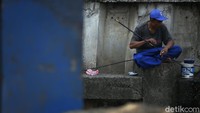 Seperti terlihat sejumlah warga melakukan mancing di bantaran kali di kawasan Cempaka Putih, Jakarta Timur.  
