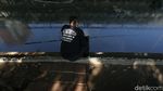 COVID-19 Melonjak, Warga Masih Asik Mancing di Kali Jakarta
