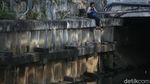 COVID-19 Melonjak, Warga Masih Asik Mancing di Kali Jakarta