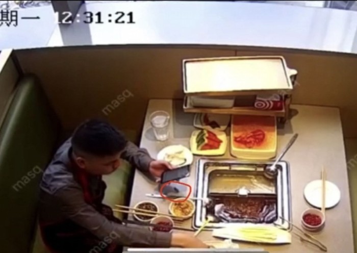 Duh! Demi Dapat Uang Pria Ini Nekat Masukkan Kecoak ke Dalam Kuah Hotpot
