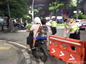 Emak-emak Bonceng 2 Anak Dongkol Disekat di Cikini: Saya Mau ke Suami!