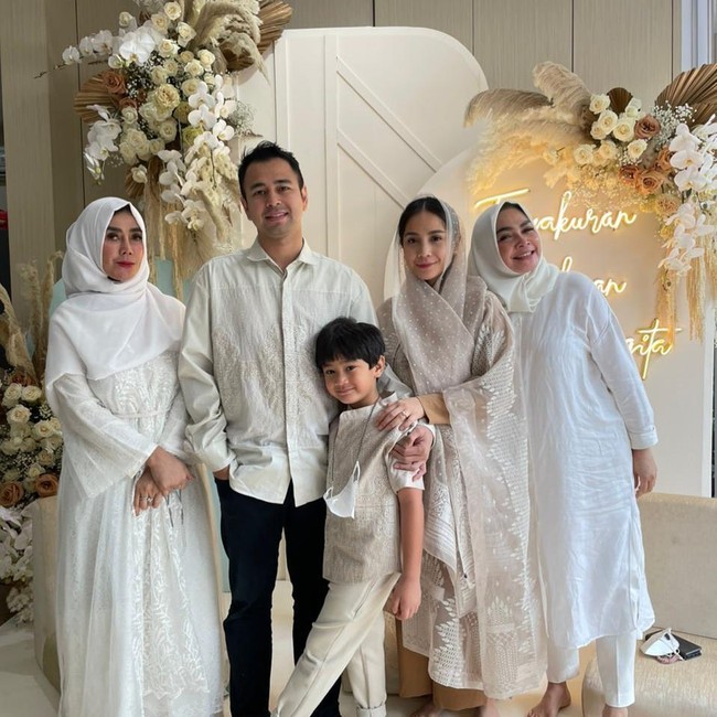 Ini potret keluarga Gigi dan Raffi saat mengadakan empat bulanan. Foto: Instagram: @raffinagita1717